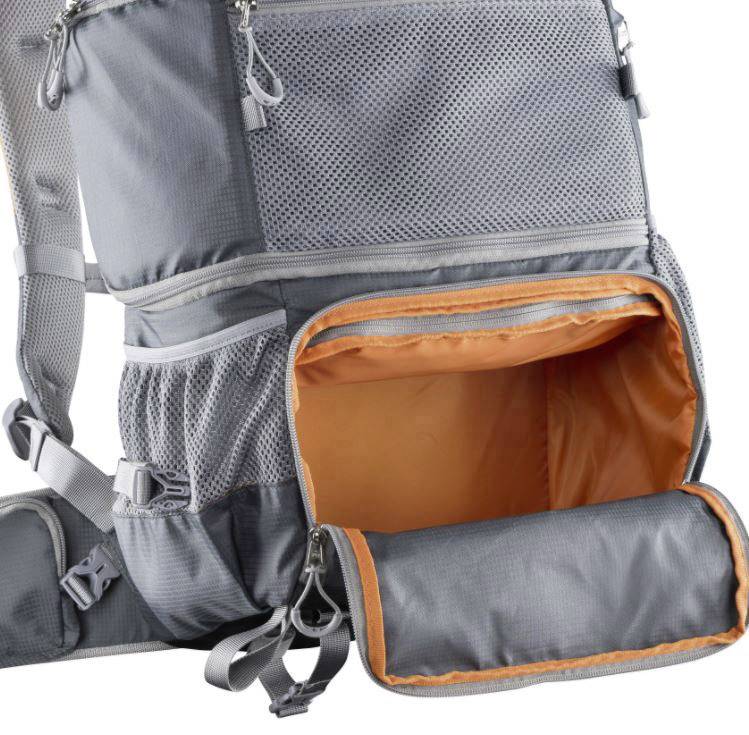 Grauer Wanderrucksack mit geöffnetem Seitenfach, das mit orangefarbenem Innenfutter versehen ist, auf hellem Hintergrund.