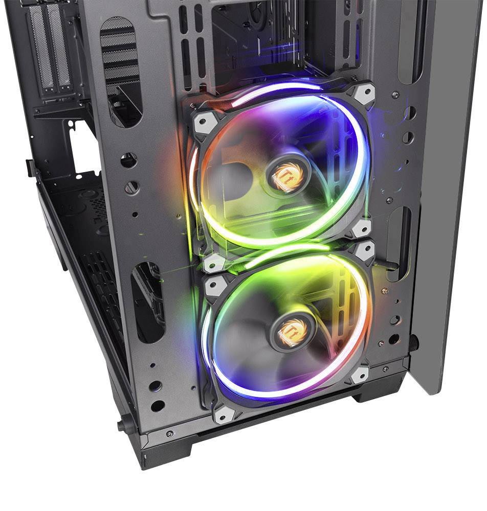 PC-Gehäuse mit zwei leuchtenden RGB-Lüftern an der Vorderseite. Die Lüfter haben einen Regenbogen-Farbverlauf und sind zentral platziert.