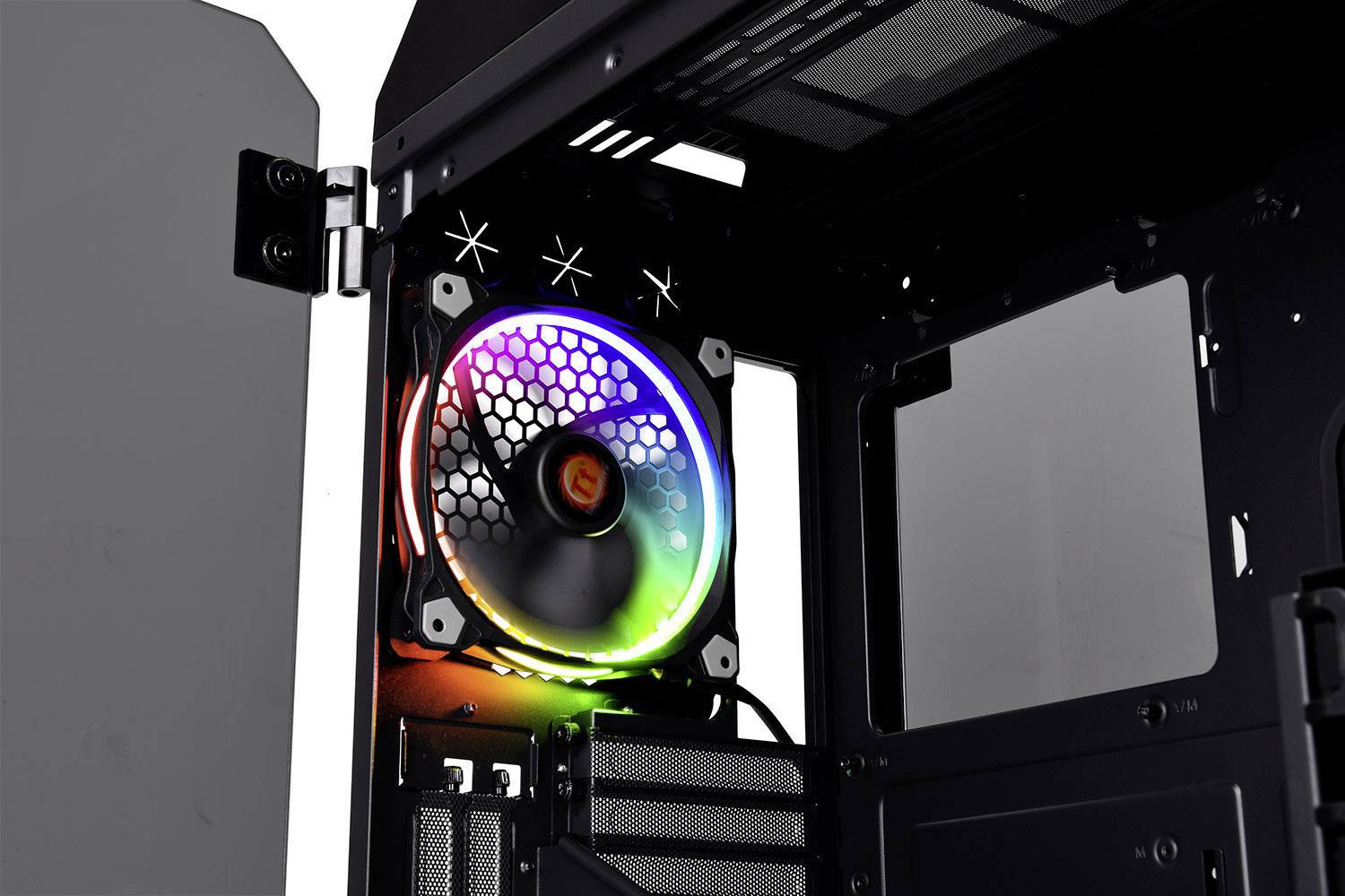 Ein Gehäuselüfter mit Regenbogen-LEDs in einem offenen Computergehäuse. Der Lüfter sorgt für Kühlung und visuelle Effekte.