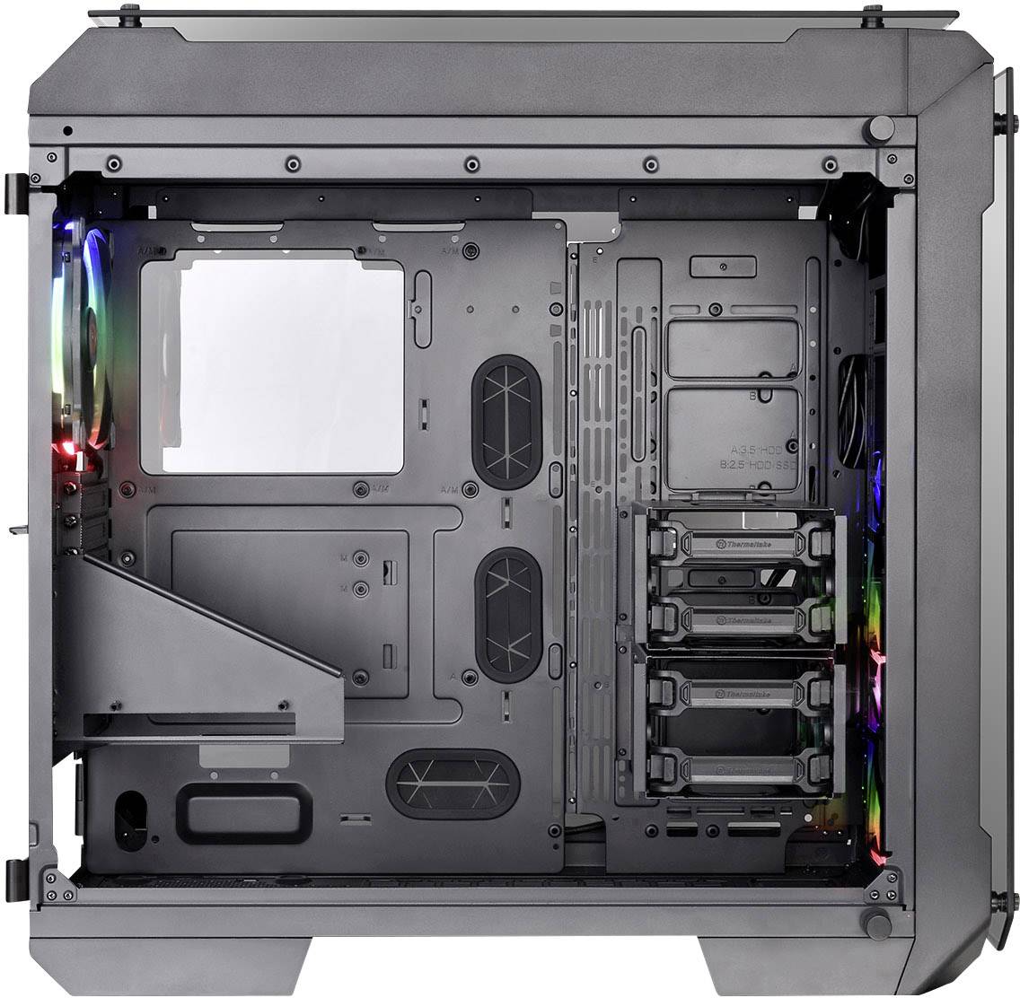 PC-Gehäuse, leer, mit sichtbaren Festplattenschächten und LED-Leuchten. Ideal für den Bau eines Gaming-PCs.