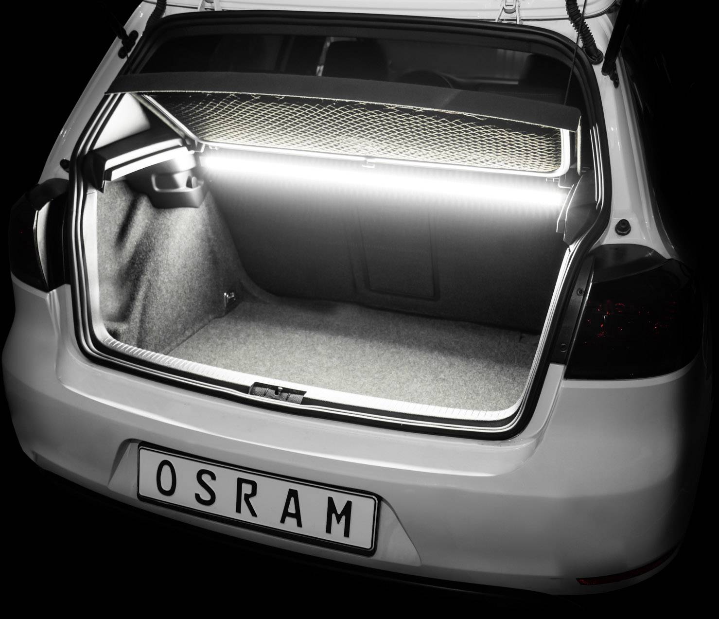 Der Kofferraum eines Autos ist offen und wird von einem leuchtenden LED-Licht erhellt, das oben montiert ist.