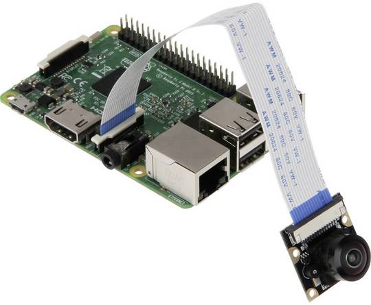 Raspberry Pi Platine mit angeschlossenem Kameramodul über Flachbandkabel für Embedded-Systeme.