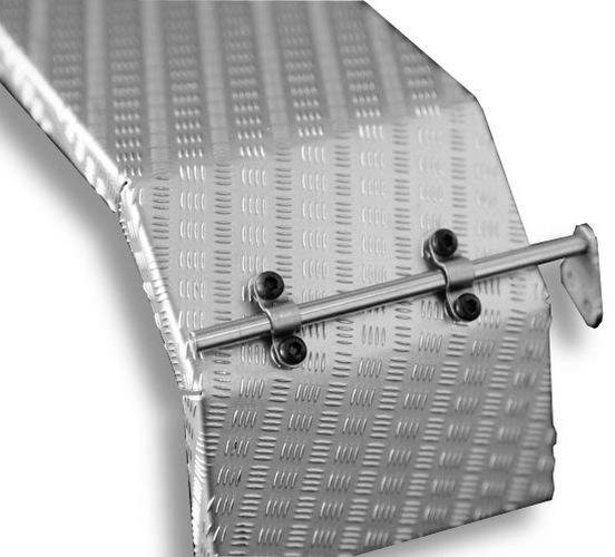 Aluminiumplatte mit geriffelter Oberfläche, zeigt eine befestigte Halterung an der Seite. Struktur und Halterung sind deutlich erkennbar.