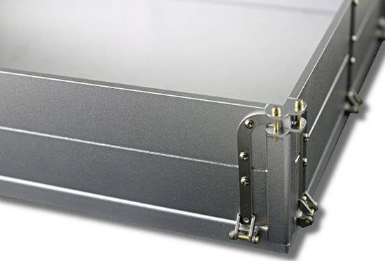 Metallisches Konstruktionsdetail: Eckverbindung eines Rahmens mit verschraubten Winkelverbinden, silberne Oberfläche, industriell.