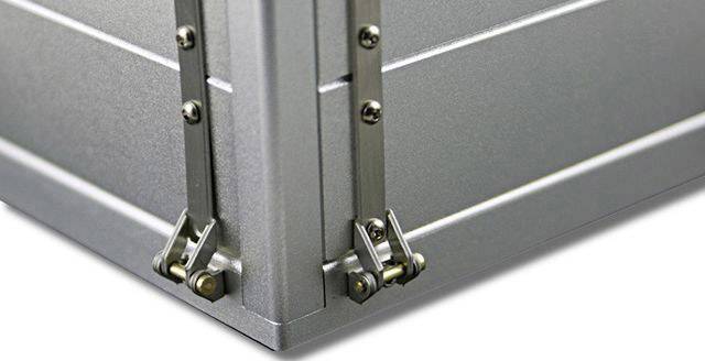 Ecke eines silbernen Metallkastens mit stabilen Scharnieren, geeignet für robuste Lagerlösungen.