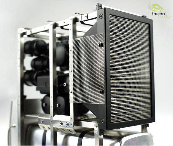 Industrieller Filter in einem Metallrahmen, dargestellt in einem technischen Kontext. Im Hintergrund sind Markenelemente sichtbar.