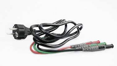 'Schwarzes Netzkabel mit Steckdose und zwei farbigen Prüfspitzen, rot und grün, auf weißem Hintergrund.'