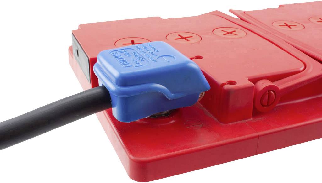 Nahaufnahme eines roten Autobatteriepols mit blauer Schutzkappe, die ein schwarzes Kabel umhüllt.