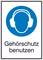 Blaues Schild mit einem weißen Kopfsymbol, das einen Gehörschutz darstellt. Text: 'Gehörschutz benutzen'.