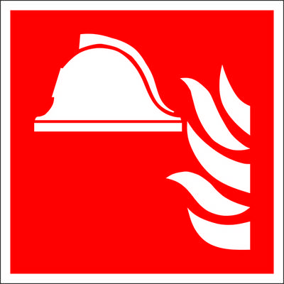 Piktogramm eines Feuerwehrhelms mit Flammen auf rotem Hintergrund, kennzeichnet die Position eines Feuerwehrschutzausrüstungsbereichs.