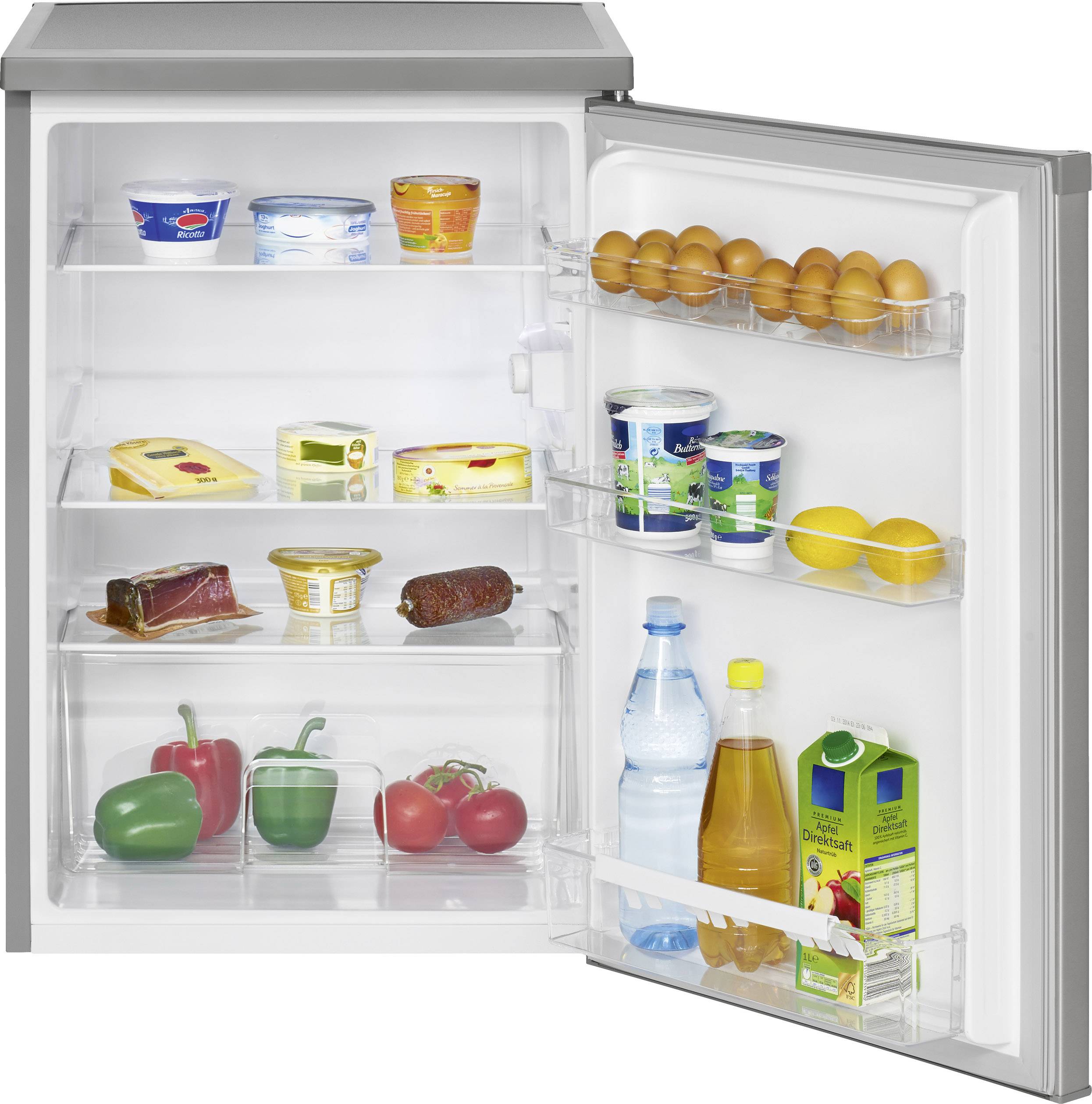 Ein offener Kühlschrank mit gefüllten Regalen: oben Molkereiprodukte, in der Tür Eier und Getränke, unten Gemüse und Säfte.