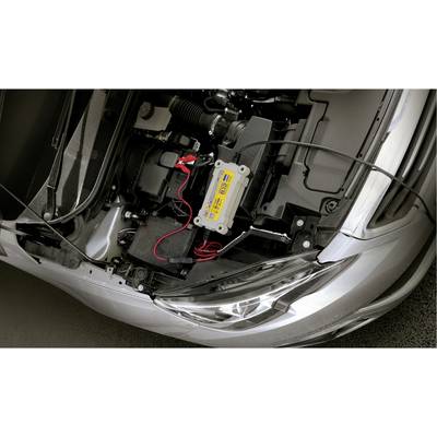 Ein Auto zeigt seinen Motorraum mit einer installierten Batterieladestation, an die eine Autobatterie angeschlossen ist.