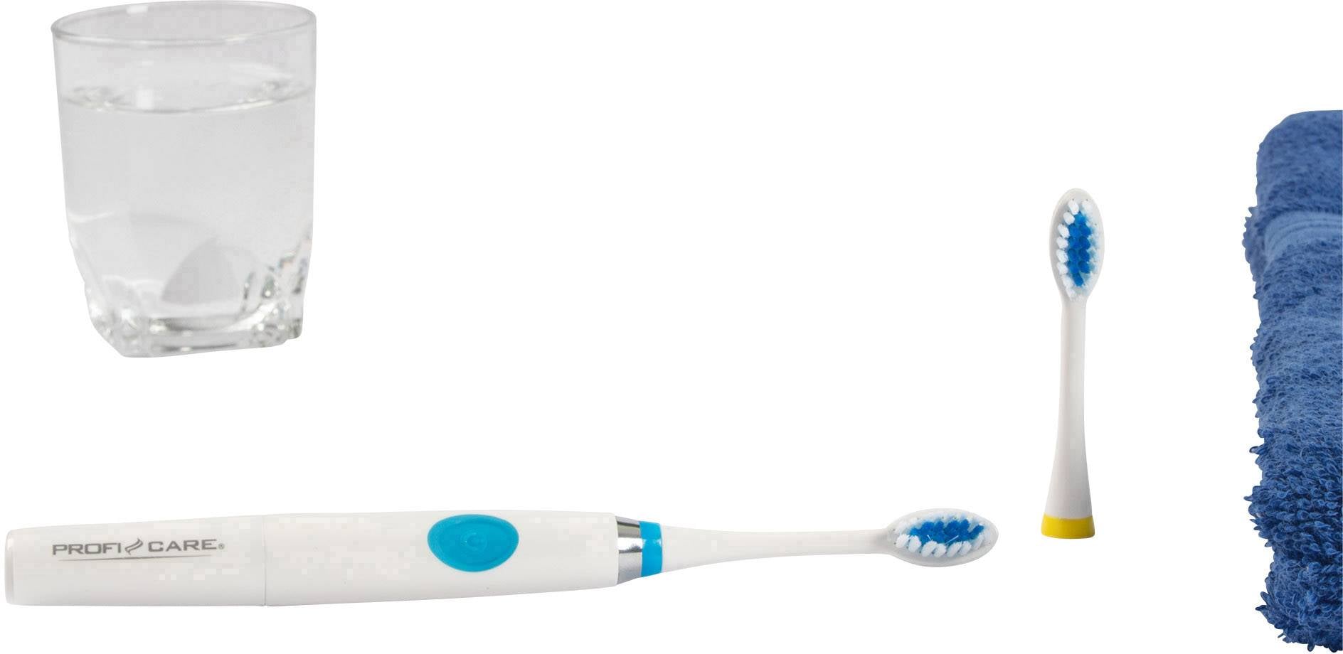 Zahnputz-Set mit elektrischer Zahnbürste, Ersatzbürstenkopf, einem Glas Wasser und einem blauen Handtuch.