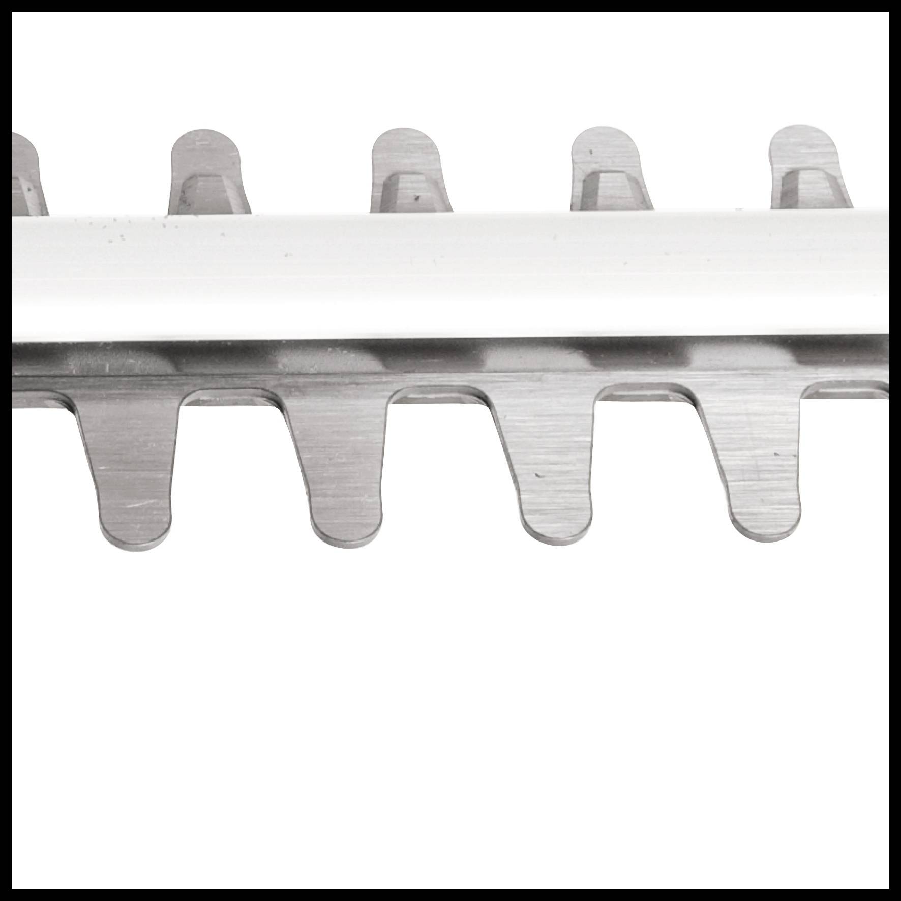 Nahaufnahme einer silbernen Heckenschere mit mehreren scharfen Zähnen. Die Klingen sind parallel zueinander angeordnet.