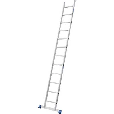 Eine weiße Aluminiumleiter mit Sprossen, die schräg nach oben angelehnt ist. Sie hat rutschfeste Füße und wird für Höhenarbeiten verwendet.