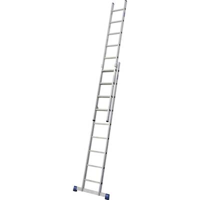 Eine ausgezogene Aluminiumleiter steht aufrecht. Sie hat mehrere Stufen und ist für hohe Arbeiten geeignet.