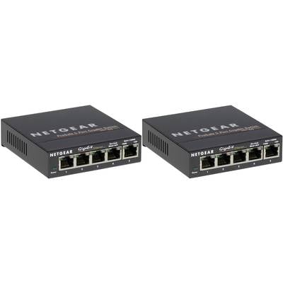 Zwei schwarze Netzwerk-Switches mit jeweils fünf Ethernet-Ports, der Marke 'Netgear', stehen nebeneinander.