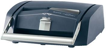 Elektrischer Locher in Dunkelblau mit silbernem Hebel, zum präzisen Lochen von Papierstapeln, Symbol für Büroorganisation und Effizienz.