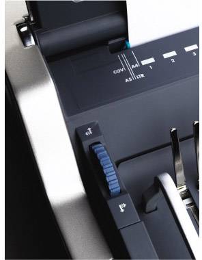 Nahaufnahme eines Druckers, Fokus auf das Bedienfeld mit Skalen und Hebeln zur Steuerung von Druckmodus und Seitenanzahl.