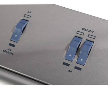 Bürogerät mit zwei blauen Kippschaltern zur Auswahl von Papierformaten: links für A5/A4, rechts für LTR/COV/A4.
