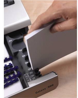 Eine Person bindet Papier mit einem Bindegerät namens 'Galaxy 500'.