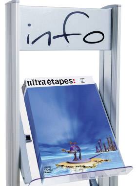 Ein Informationsständer mit dem Wort 'info' zeigt ein Magazin mit dem Titel 'Ultra étapes'. Das Cover zeigt eine surreale Landschaft.