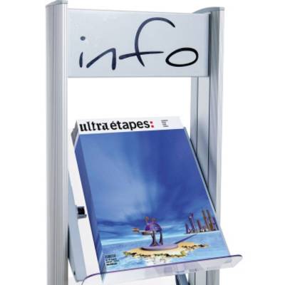 Ein Informationsständer mit dem Wort 'info' zeigt ein Magazin mit dem Titel 'Ultra étapes'. Das Cover zeigt eine surreale Landschaft.