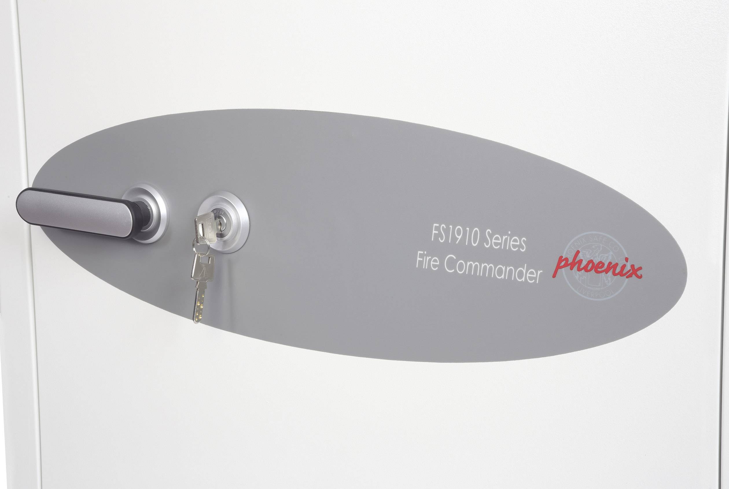 Ein Tresor mit einem Schloss enthält zwei Schlüssel. Aufschrift: 'FS1910 Series Fire Commander phoenix'.