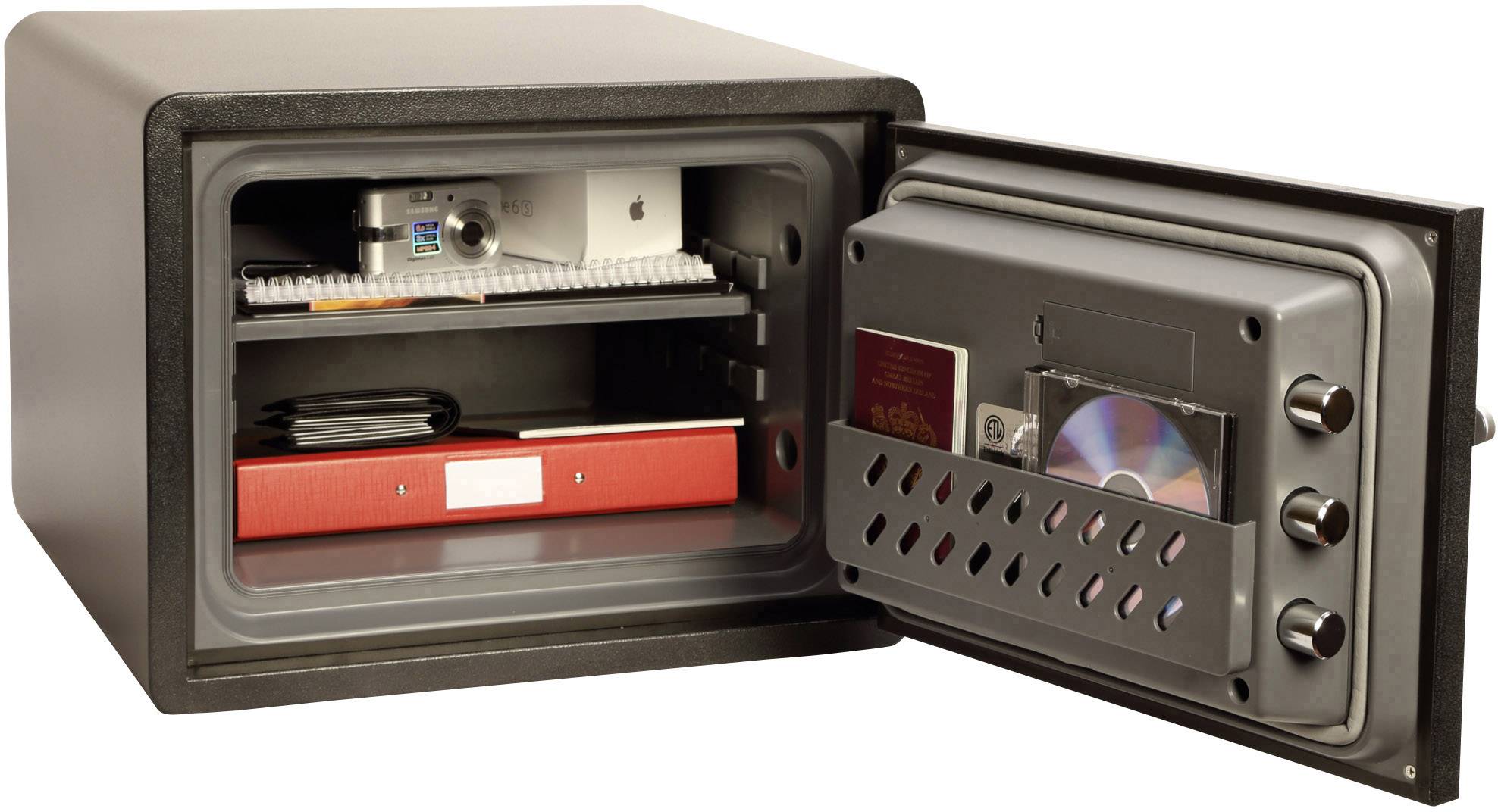 Ein geöffneter Tresor zeigt elektronische Geräte, ein rotes Ordner und CDs im Inneren. Der Tresor vermittelt Sicherheit und Schutz.