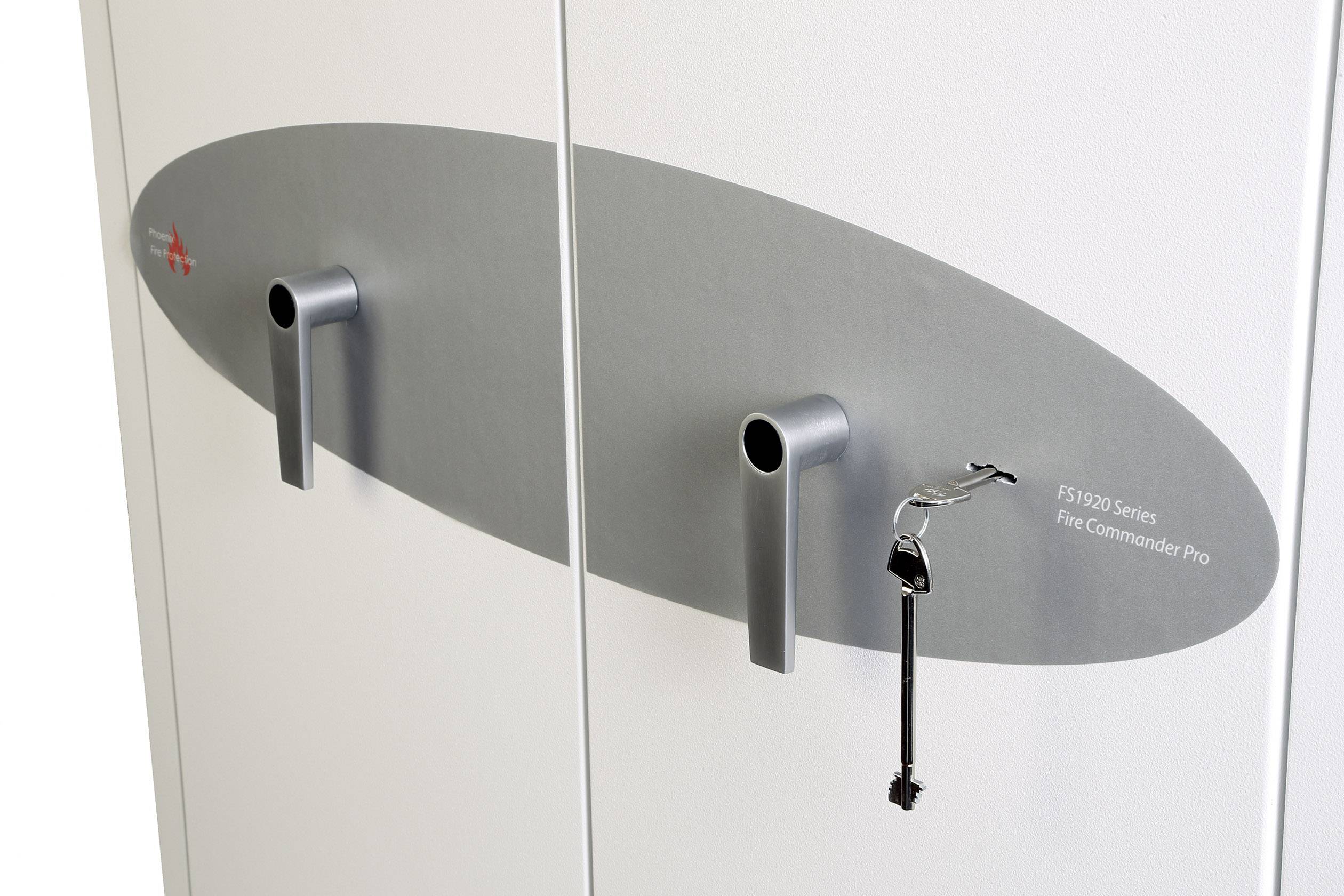 Schlüsselschrank mit ovalem Schild, zwei Türgriffen und einem daran hängenden Schlüsselbund.