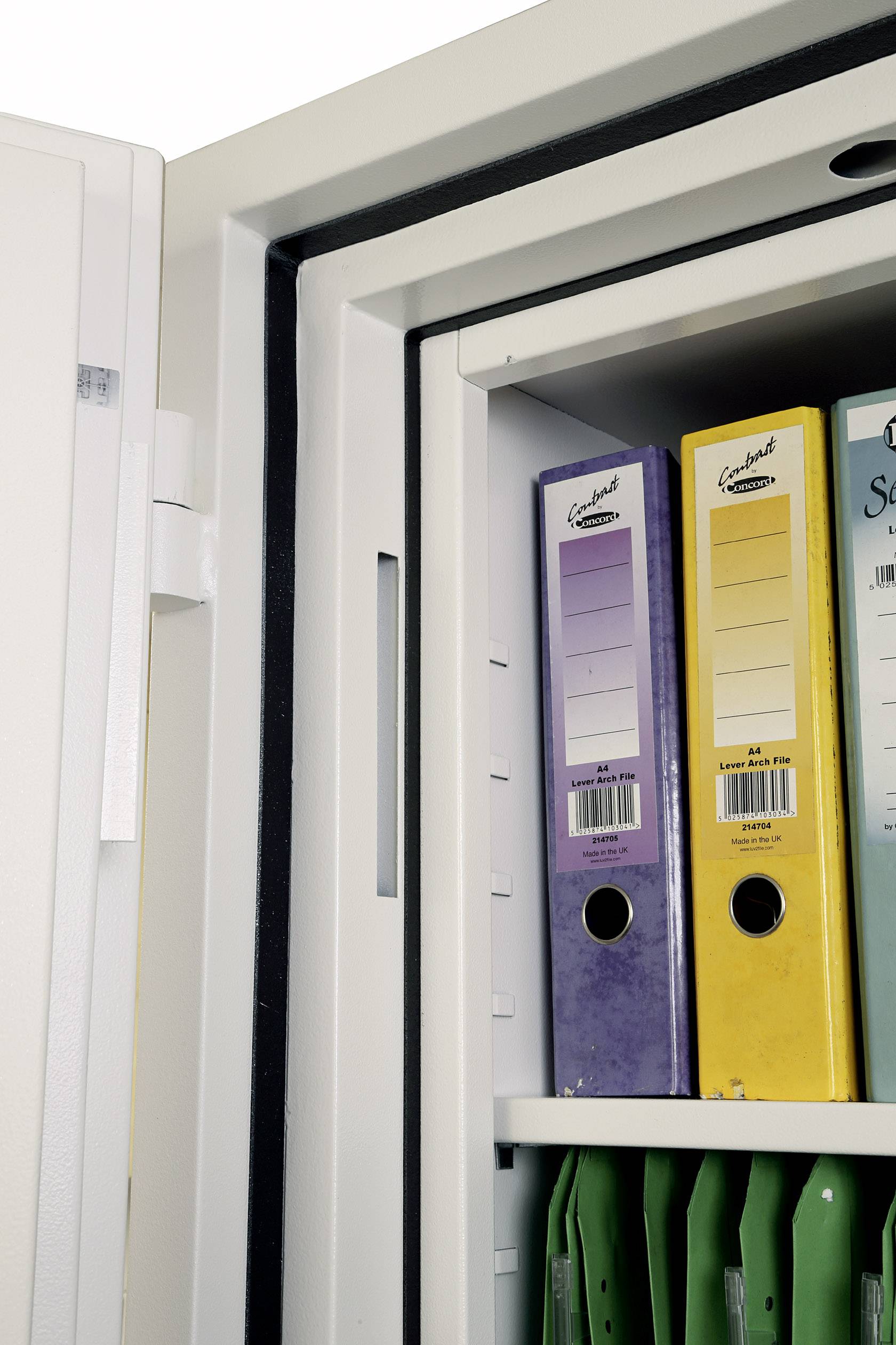 Ein geöffneter Aktenschrank zeigt bunte Ordner, geordnet nach Farbe: violett, gelb, blau. Sie sind vertikal aufgereiht.