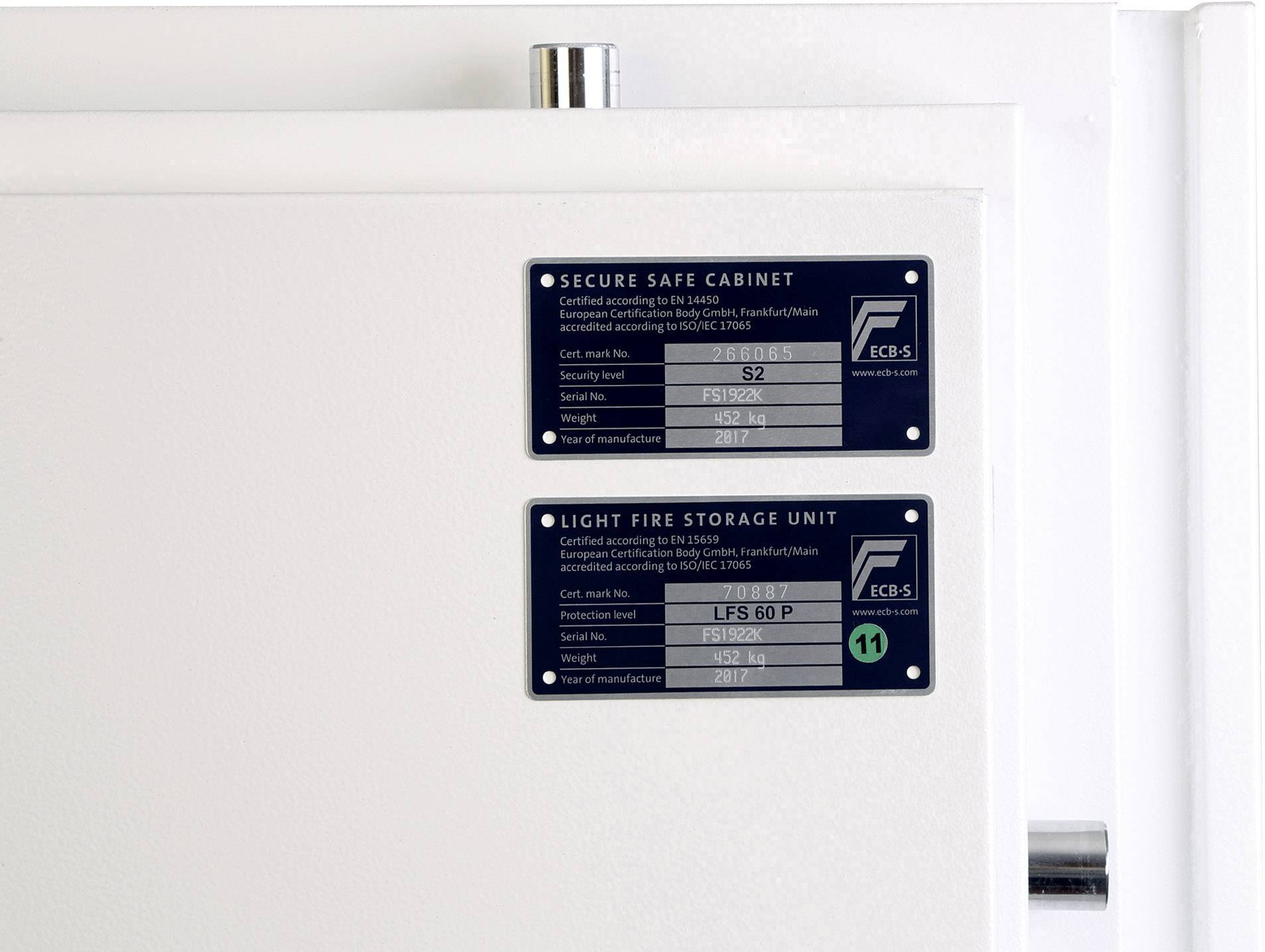 Zwei Informationsschilder auf einem weißen Schrank. Oberes Schild: 'Secure Safe Cabinet', Modell 'S2', Gewicht '252 kg'. Unteres Schild: 'Light Fire Storage Unit', Modell 'LFS 60 P', Gewicht '287 kg', Kennzeichnung '11'.