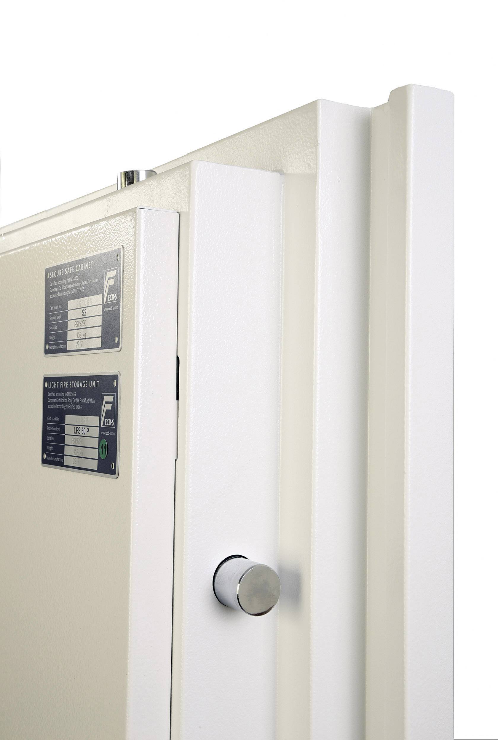 Weißer Tresor mit runder Metallklinke und zwei Informationsschildern an der Seite.