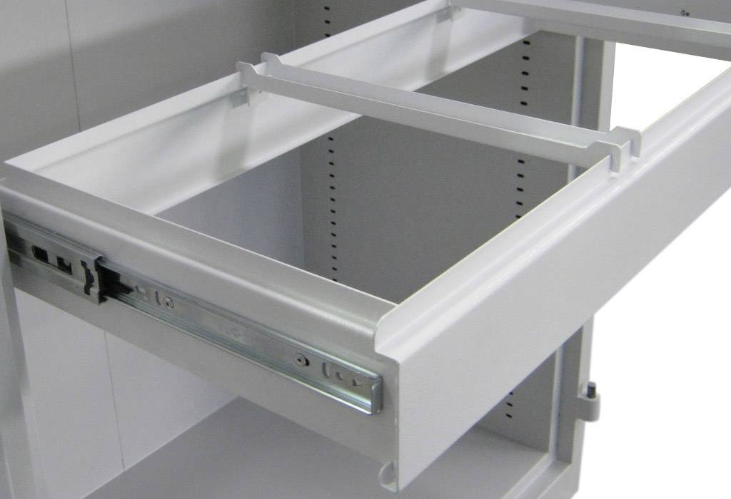 Ein teilweise herausgezogener Schubkasten in einem Küchenschrank zeigt das Gleitschienensystem für den einfachen Auszug der Schublade.