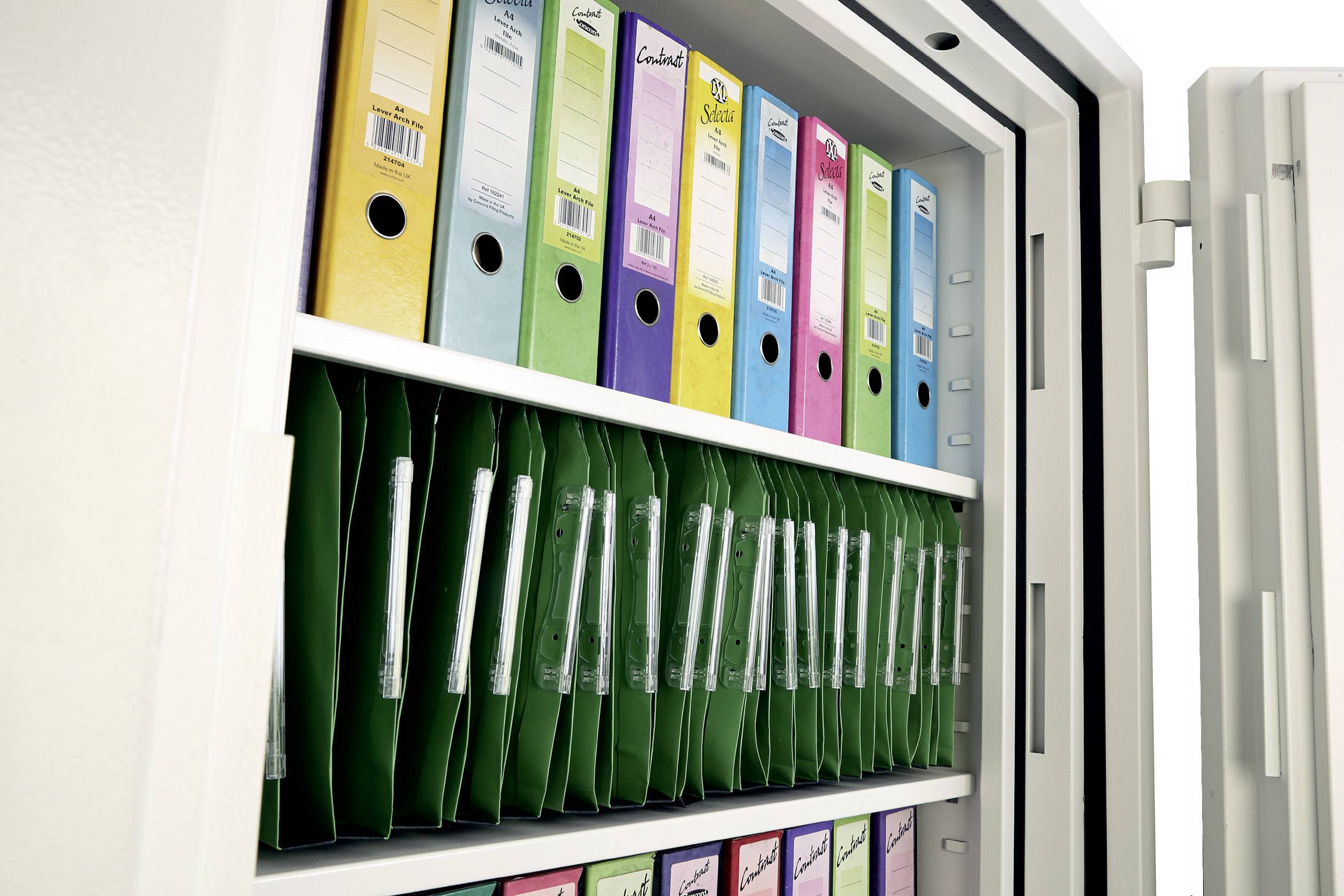 Ein geöffneter Aktenschrank mit Aktenordnern in verschiedenen Farben und grünen Hängemappen.