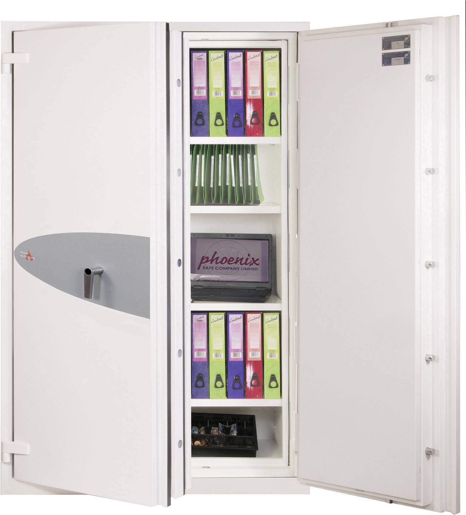 Geöffneter Tresor mit vier Regalböden, gefüllt mit Ordnern in verschiedenen Farben und einer Box mit der Aufschrift 'phoenix'.