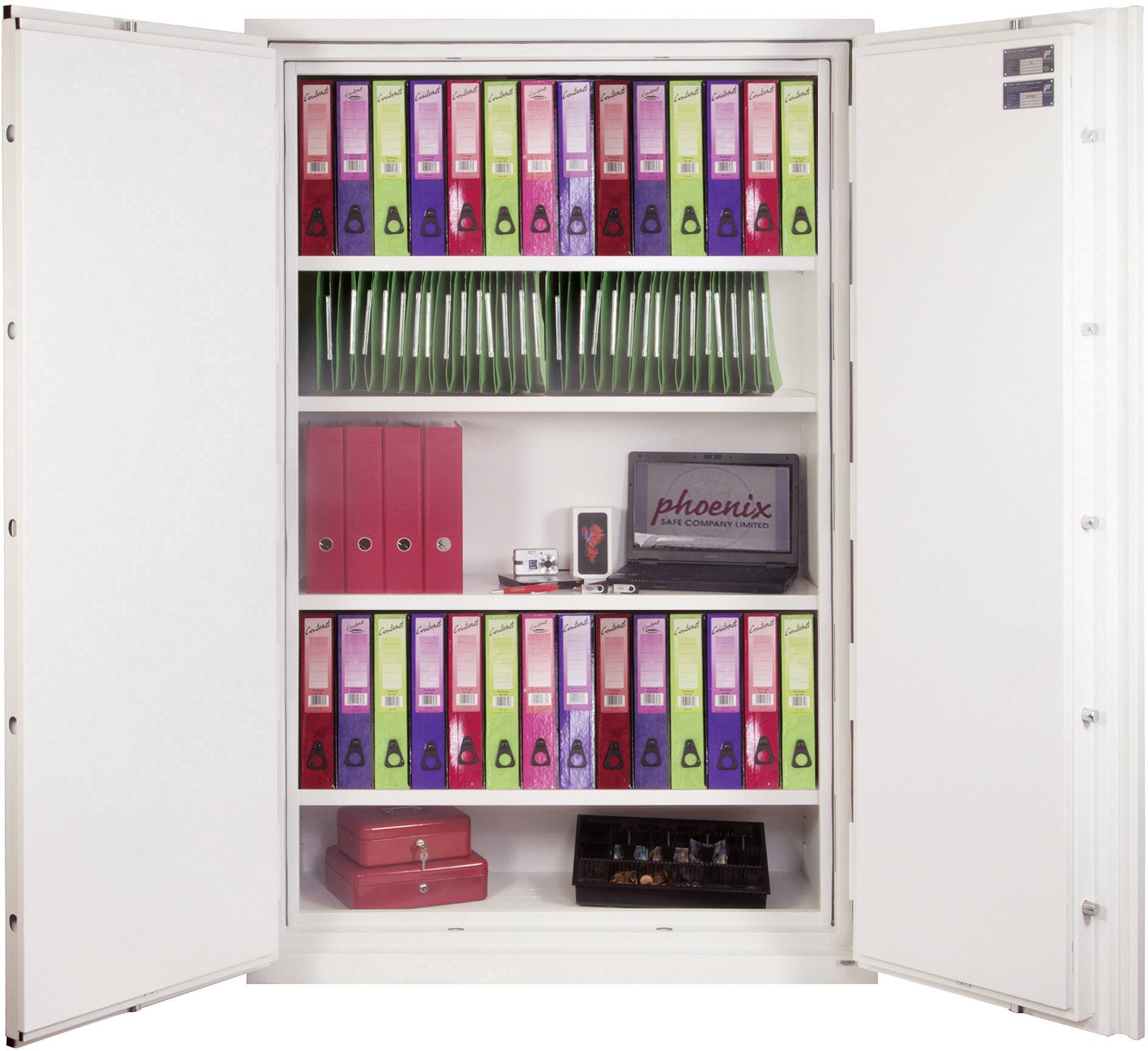 Ein geöffneter Tresor zeigt Aktenordner in verschiedenen Farben sowie einen Laptop und Sicherheitsboxen auf den Regalen.