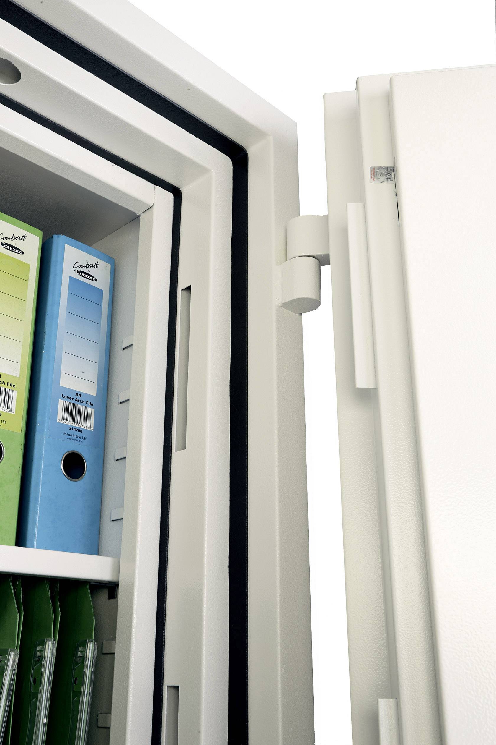 Ein geöffneter weißer Tresor zeigt im Inneren Aktenordner in verschiedenen Farben. Der Fokus liegt auf dem äußeren Scharnier.