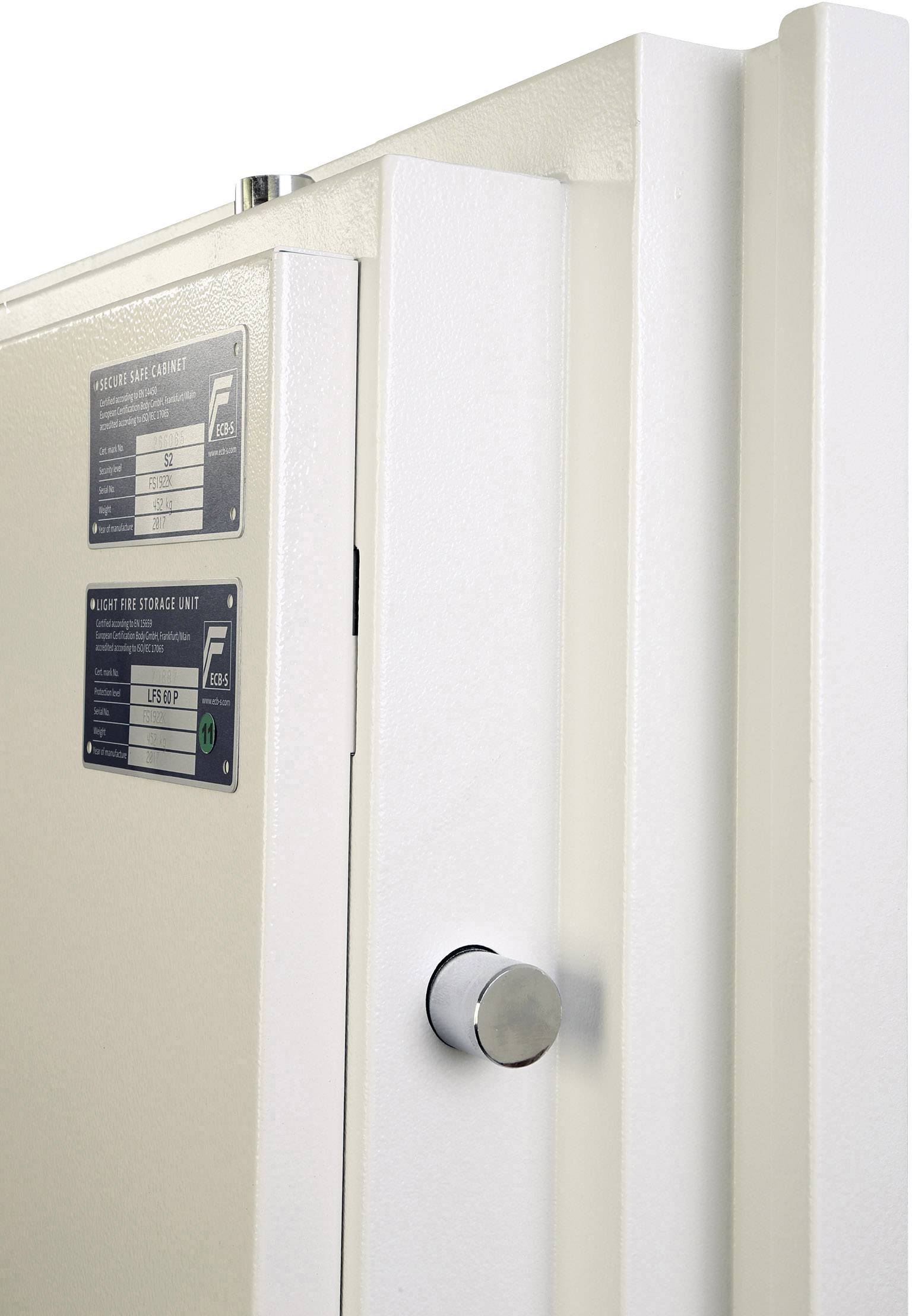 Ein metallischer Sicherheitsschrank mit verschlossenem Türgriff, Etiketten mit technischen Spezifikationen auf der Tür.