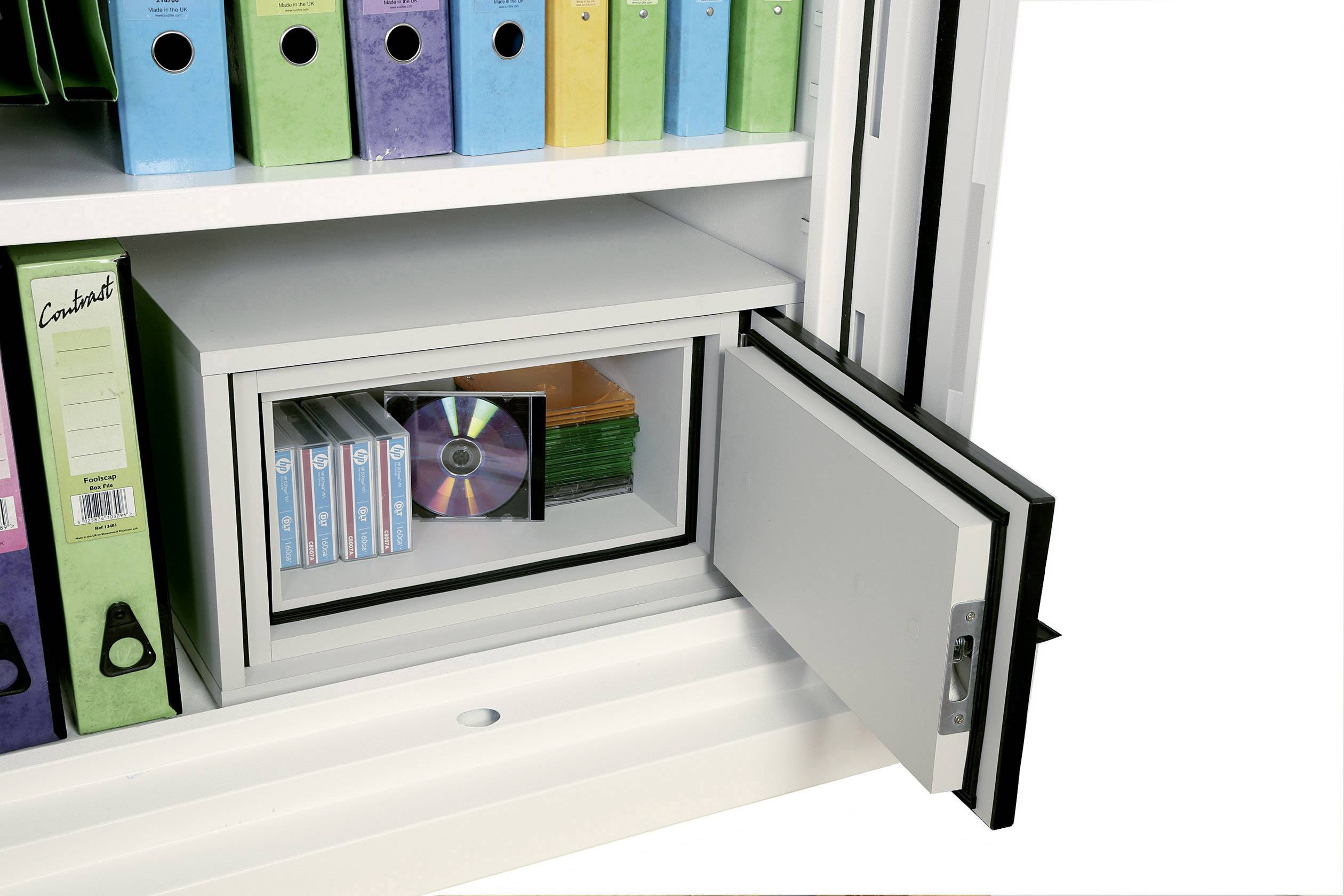 Ein geöffneter Tresor in einem Regal mit Aktenordnern, zeigt innen CDs in Hüllen.