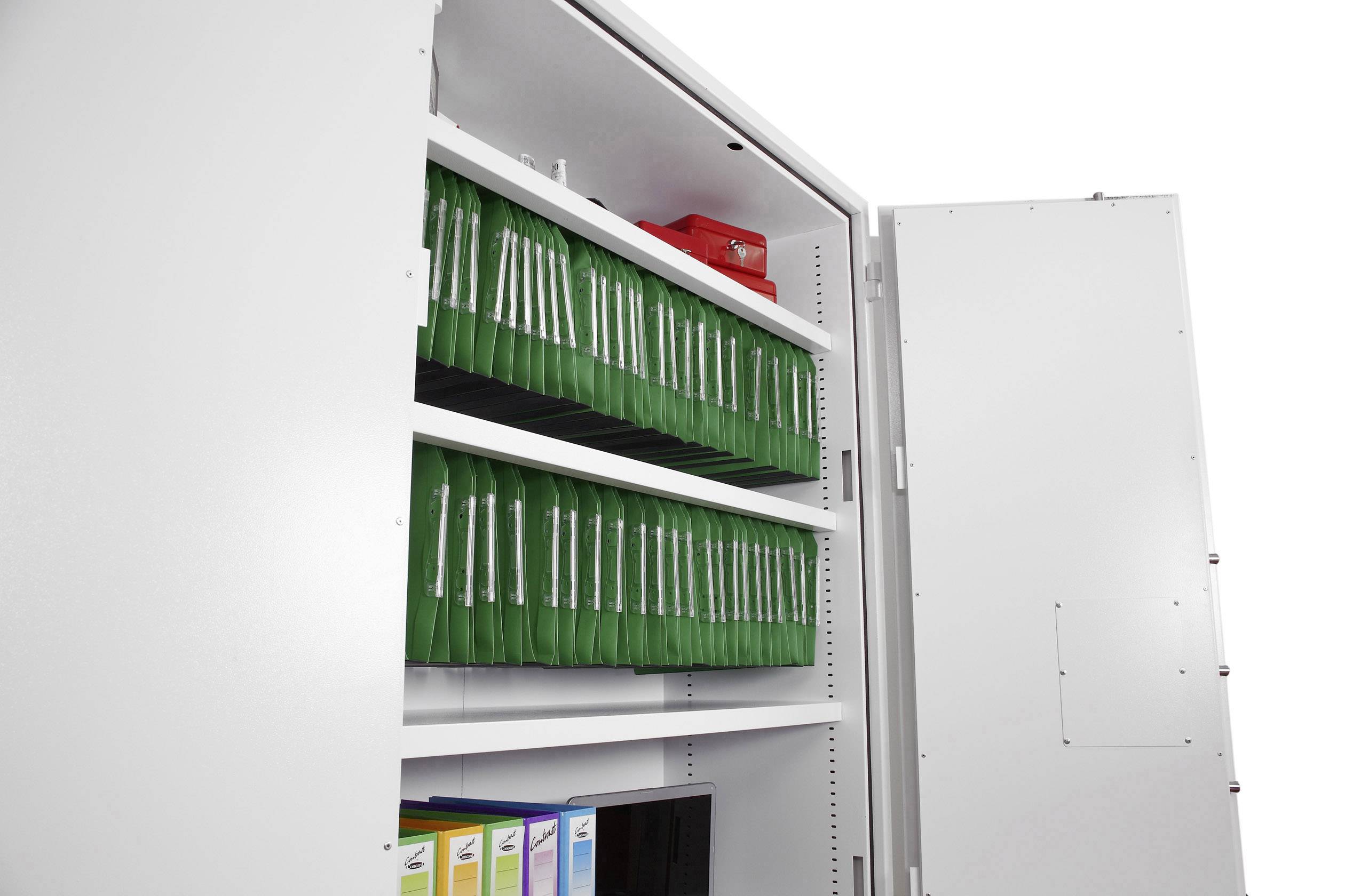 Ein geöffneter Aktenschrank zeigt grüne Hängeregister auf zwei Regalböden und Ordner unten. Die Schränke sind leer und weiß.