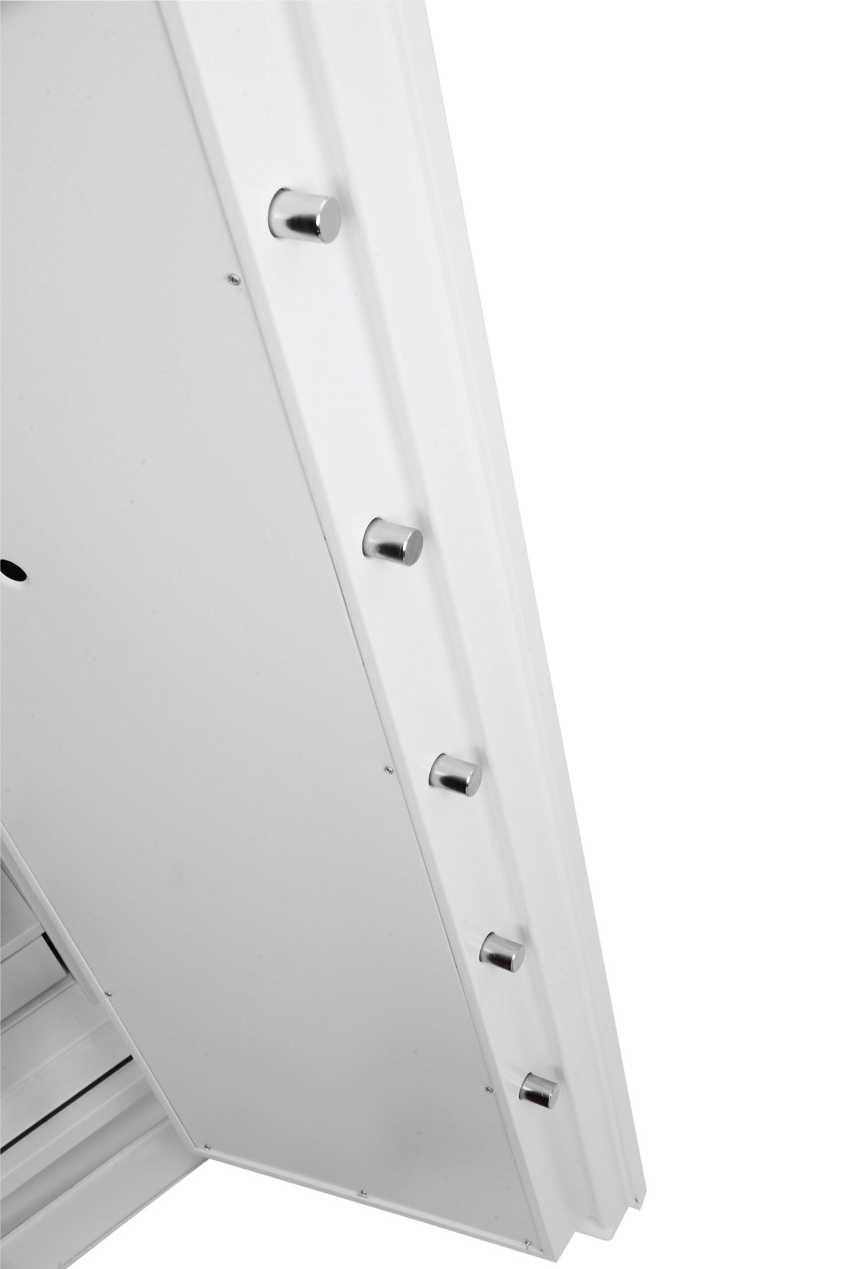 Silberne Metallelemente, die gleichmäßig auf einer weißen, strukturierten Oberfläche angeordnet sind.