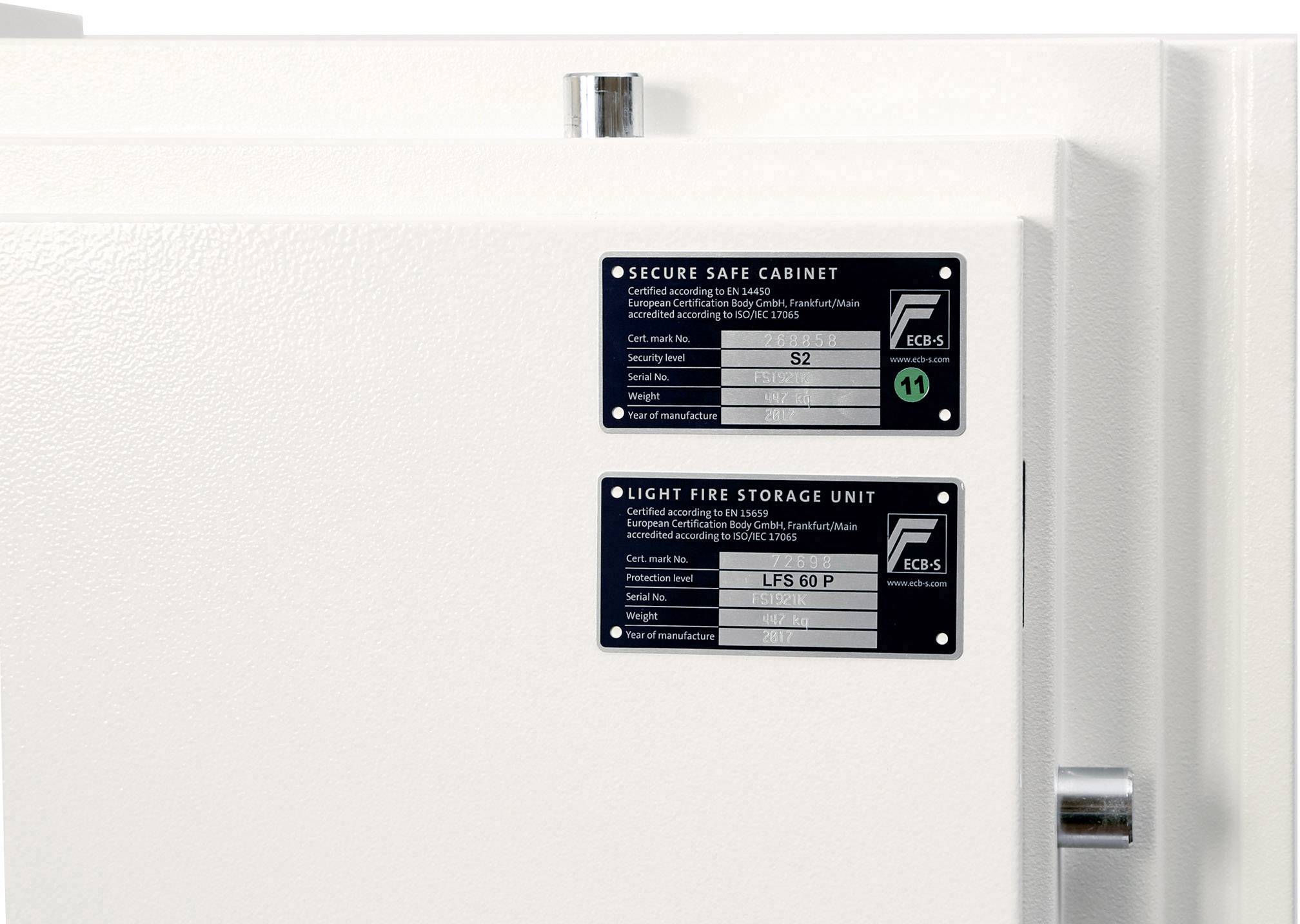 Weißer Schrank mit zwei schwarzen Plaketten: Obere zeigt 'Secure Safe Cabinet', untere 'Light Fire Storage Unit'. Beide mit technischen Infos.