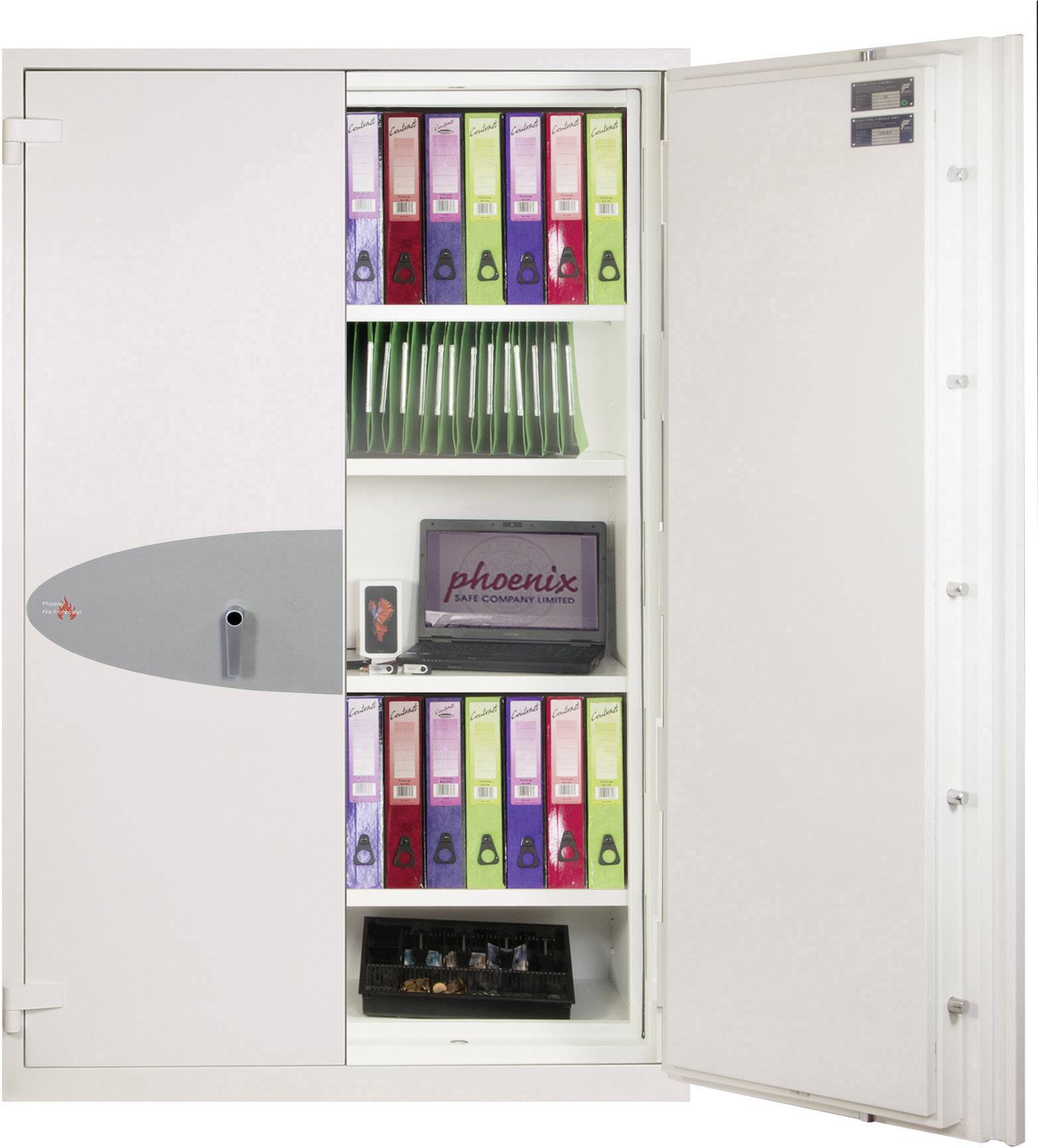 Geöffneter Aktenschrank mit mehreren Regalen, die bunte Ordner, Hängemappen und ein kleines elektronisches Gerät zeigen.
