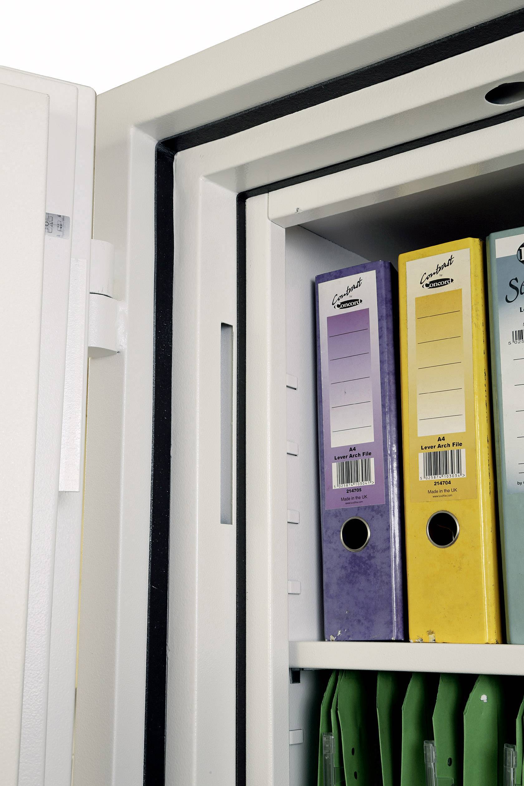 Aktenschrank mit geöffnetem Türspalt, darin bunt sortierte Ordner in Lila, Gelb und Hellblau, einige grüne Mappen sichtbar unten.