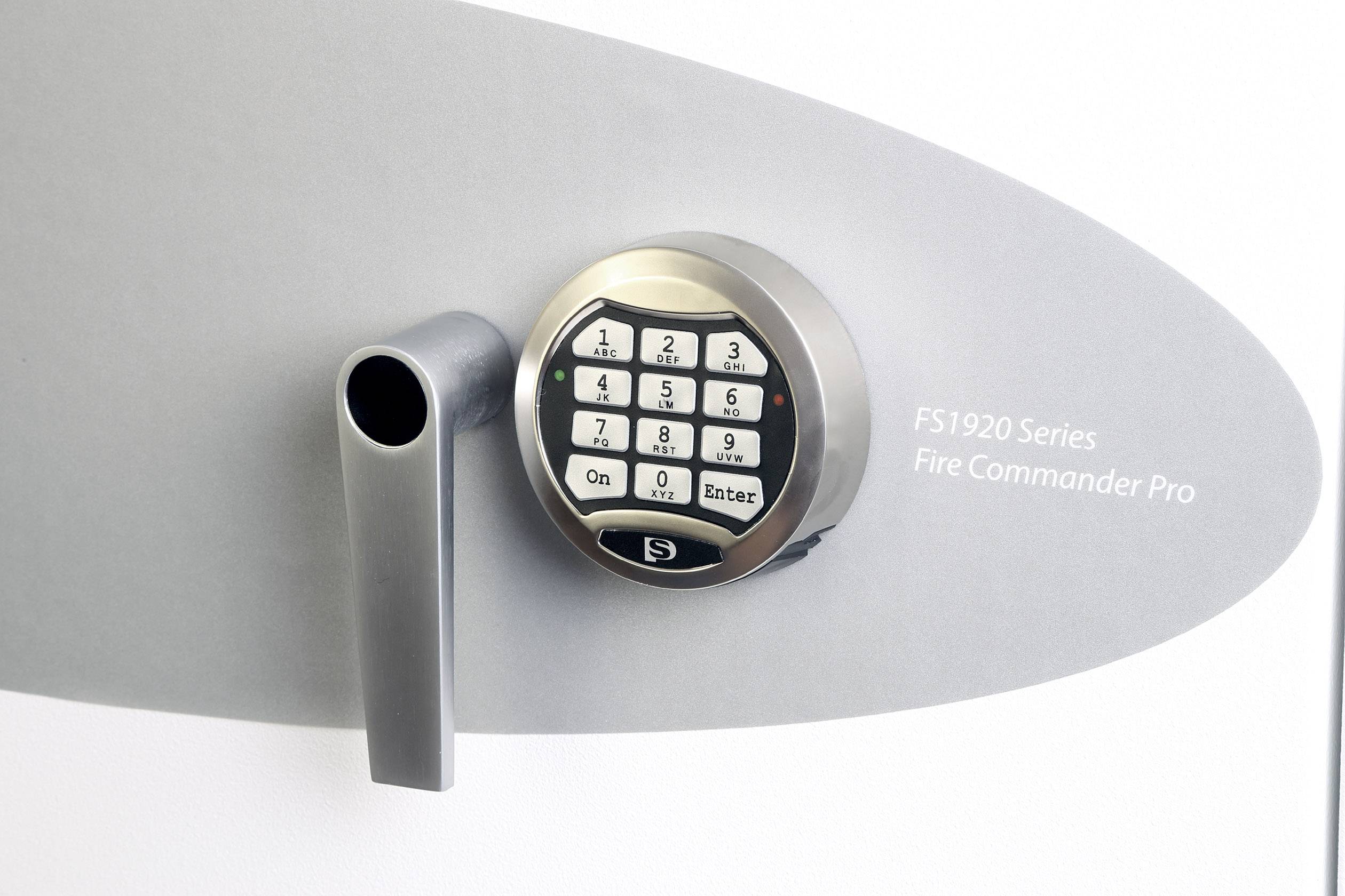 Metallischer Safe mit Tastatur und Drehgriff, Modell 'FS1920 Series Fire Commander Pro'. Safe ist geschlossen und gesichert.