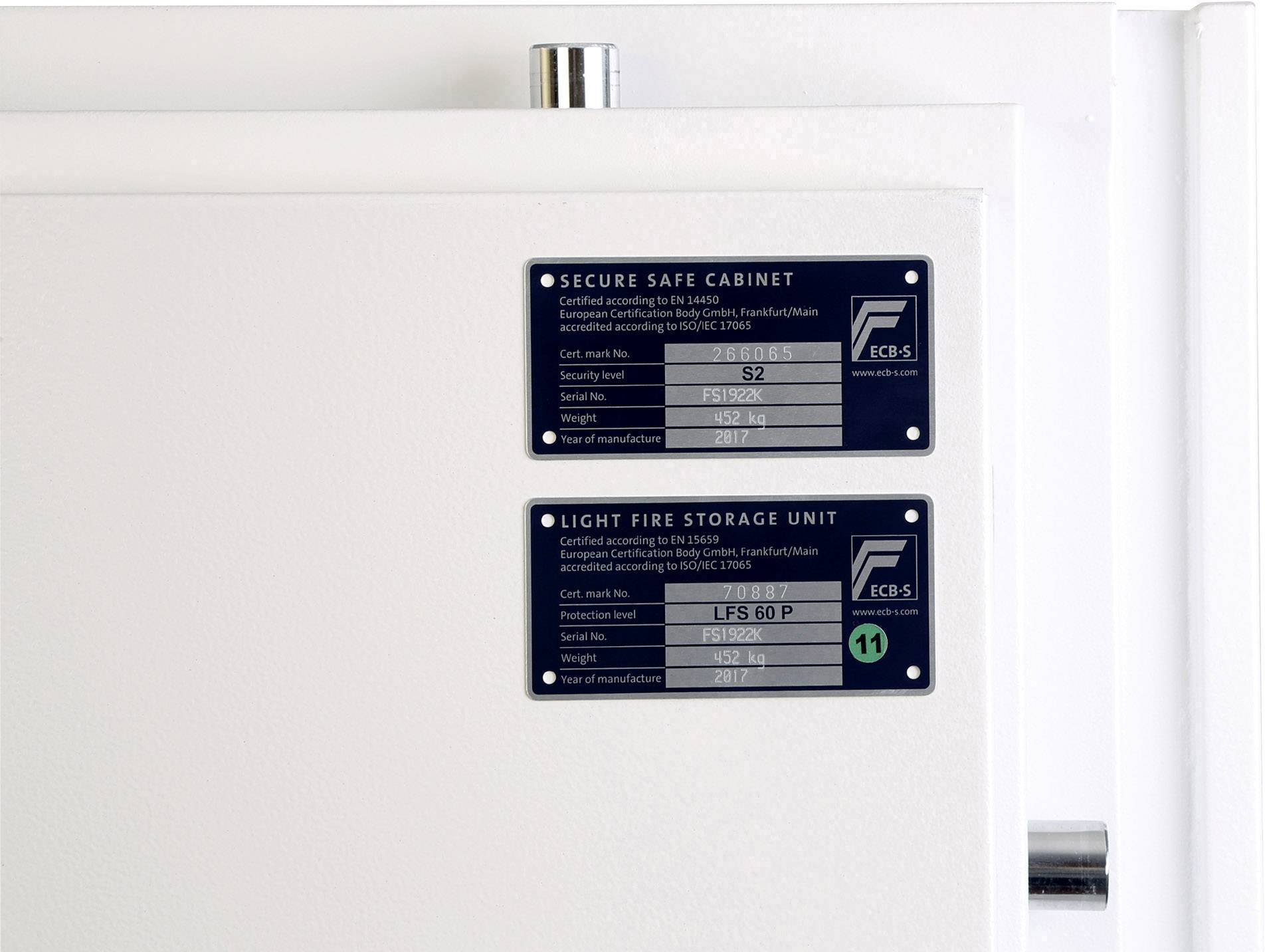 Zwei schwarze Schilder auf einem weißen Tresor mit technischen Daten zur Sicherheit und Lagerung. Oben: 'SECURE SAFE CABINET', unten: 'LIGHT FIRE STORAGE UNIT'.