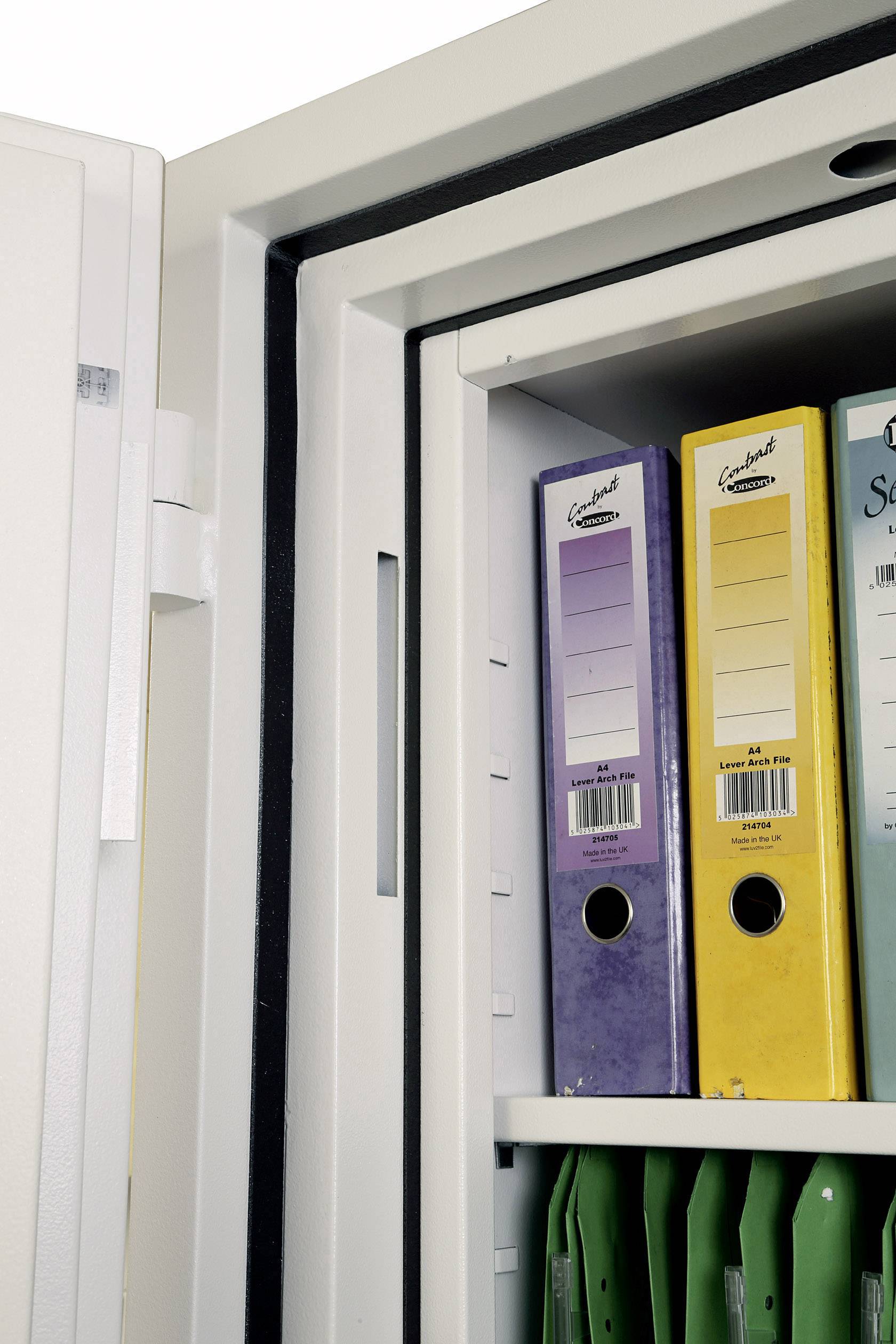 Ein Schrank mit geöffneten Türen zeigt Ordner in verschiedenen Farben, die ordentlich auf einem Regal gestapelt sind.