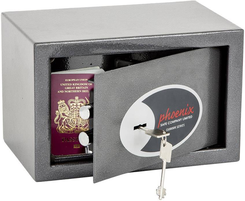 Offener Tresor mit einem sichtbaren Pass und einem Schlüssel im Schloss.