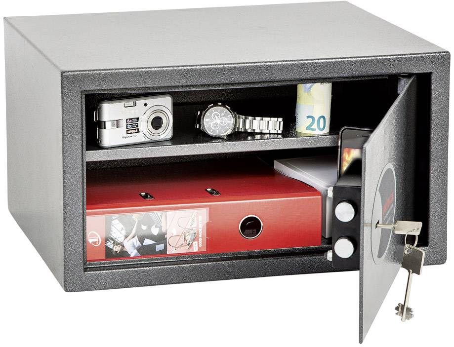 Ein geöffneter Safe mit digitalen Geräten, einem Fotoapparat, einer Uhr, Geldscheinen und einem roten Ordner.